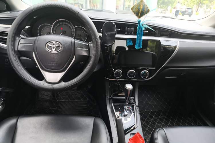 Used Toyota Corolla 2014 1.6L CVT GL Center Console