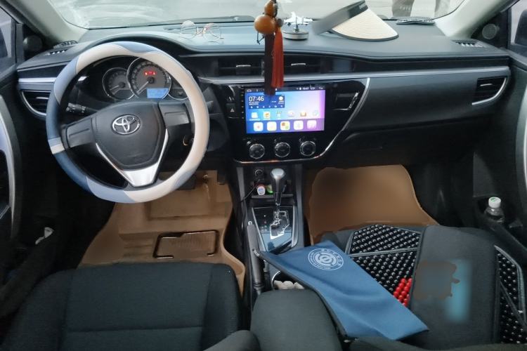 Used Toyota Corolla 2014 1.6L CVT GL Center Console