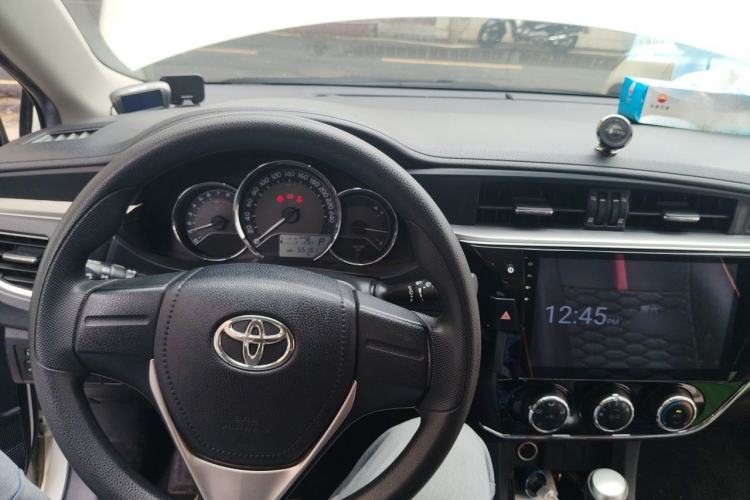 Used Toyota Corolla 2014 1.6L CVT GL Center Console