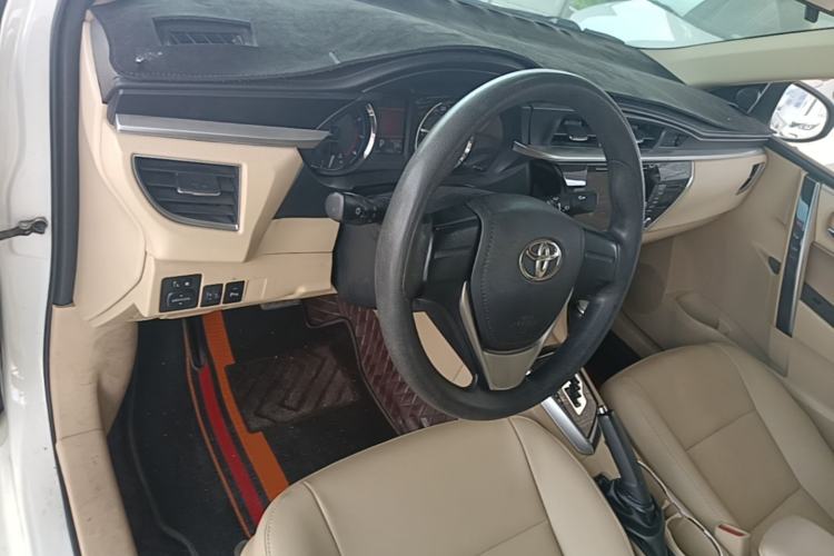 Used Toyota Corolla 2014 1.6L CVT GL-i Center Console