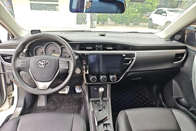 Used Toyota Corolla 2014 1.6L CVT GL Center Console