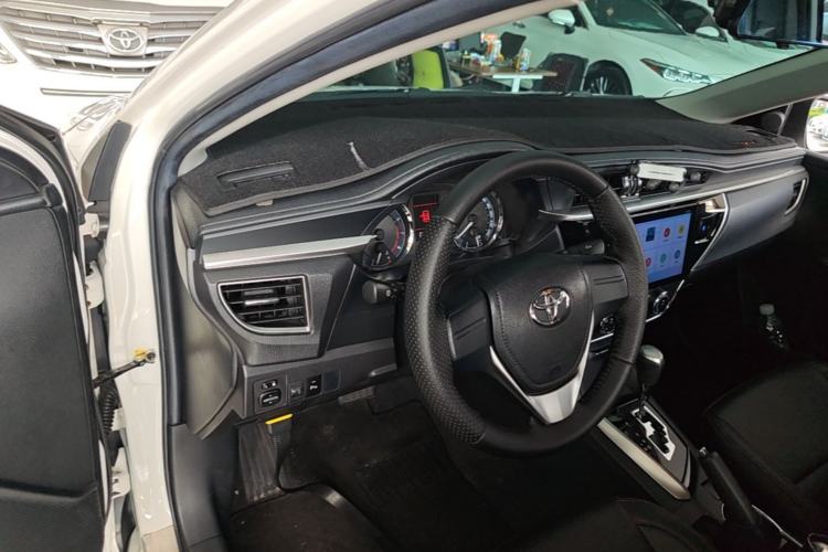 Used Toyota Corolla 2014 1.6L CVT GL-i Center Console