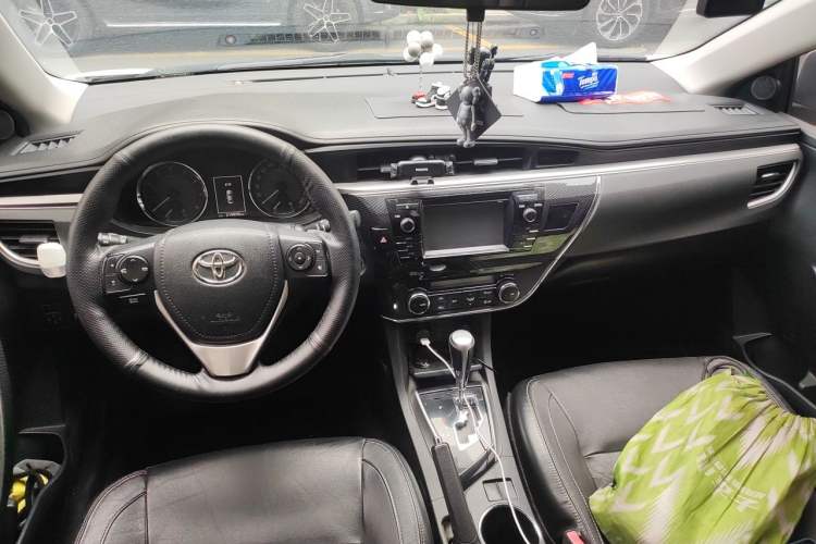 Used Toyota Corolla 2014 1.8L CVT GLX-i Center Console