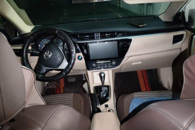 Used Toyota Corolla 2014 1.6L CVT GLX-i Center Console