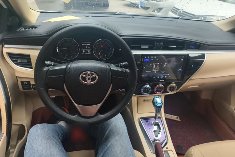 Used Toyota Corolla 2014 1.6L CVT GL-i Center Console