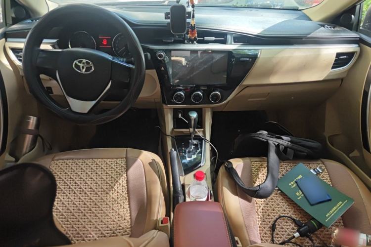 Used Toyota Corolla 2014 1.6L CVT GL-i Center Console