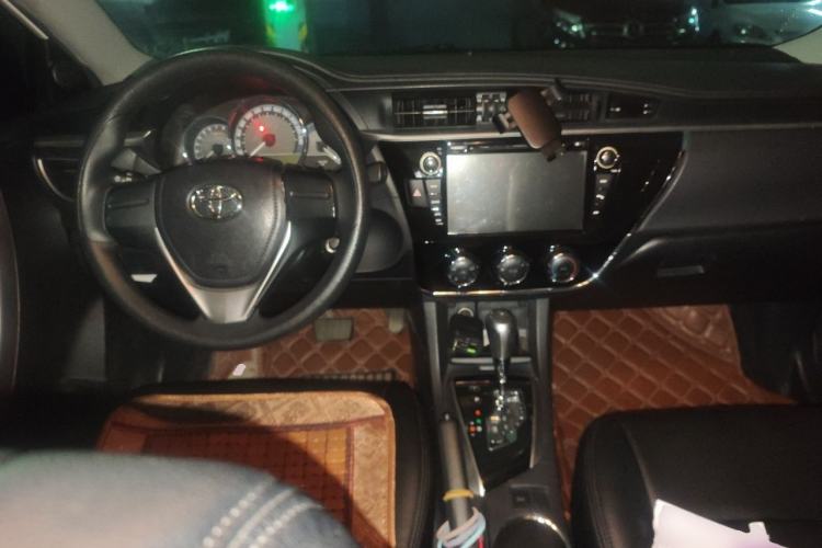 Used Toyota Corolla 2014 1.6L CVT GL Center Console
