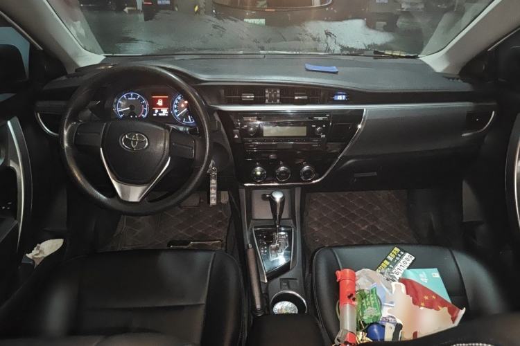 Used Toyota Corolla 2014 1.6L CVT GL Center Console