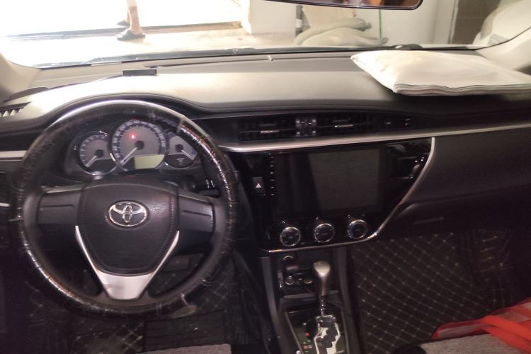 Used Toyota Corolla 2014 1.6L CVT GL Center Console