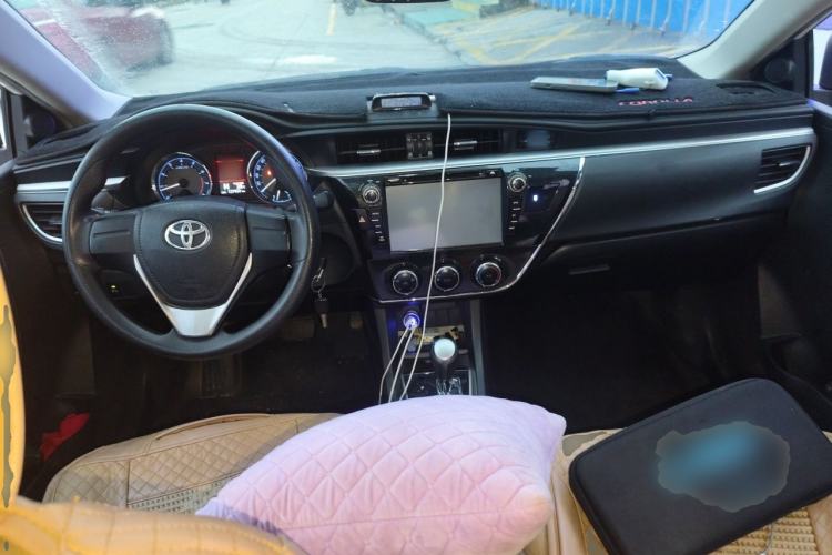 Used Toyota Corolla 2014 1.6L CVT GL-i Center Console
