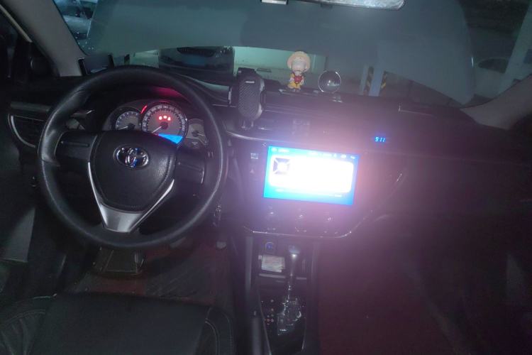 Used Toyota Corolla 2014 1.6L CVT GL Center Console