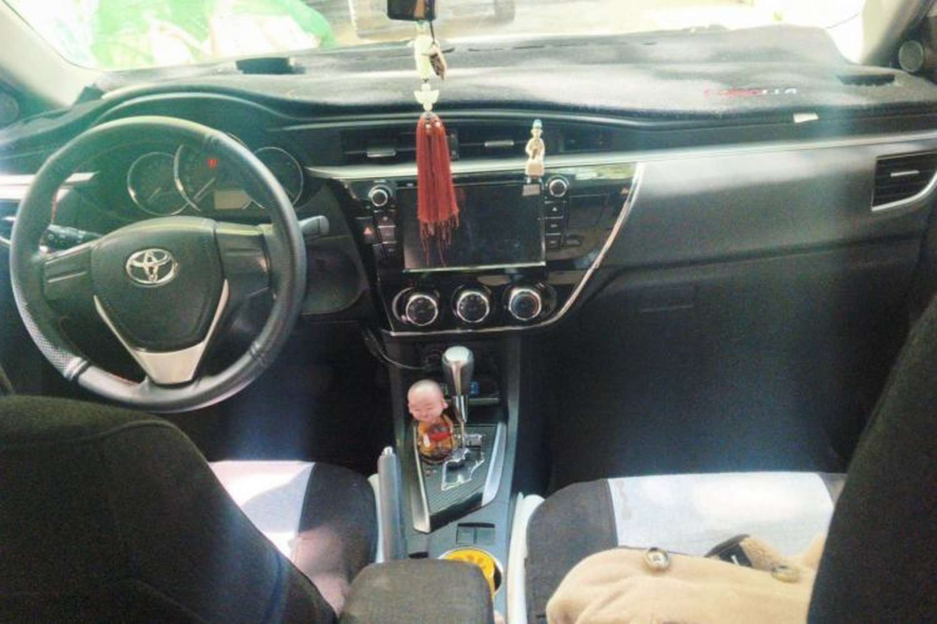 Used Toyota Corolla 2014 1.6L CVT GL Center Console