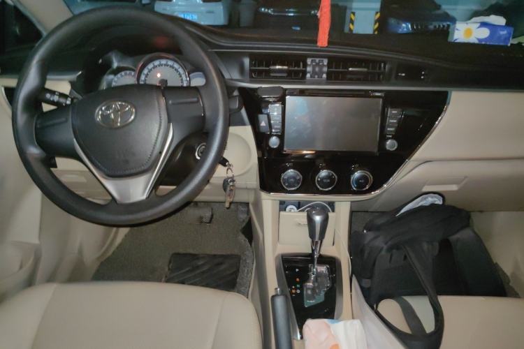 Used Toyota Corolla 2014 1.6L CVT GL Center Console