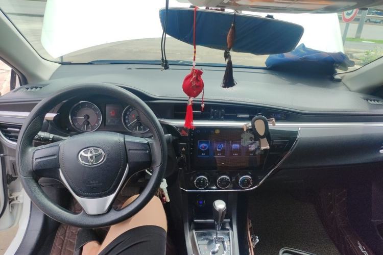 Used Toyota Corolla 2014 1.6L CVT GL-i Center Console