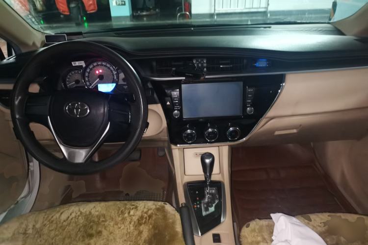 Used Toyota Corolla 2014 1.6L CVT GL Center Console