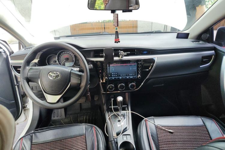 Used Toyota Corolla 2014 1.6L CVT GL Center Console