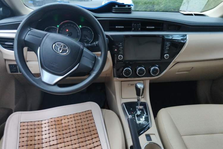 Used Toyota Corolla 2014 1.6L CVT GL Center Console