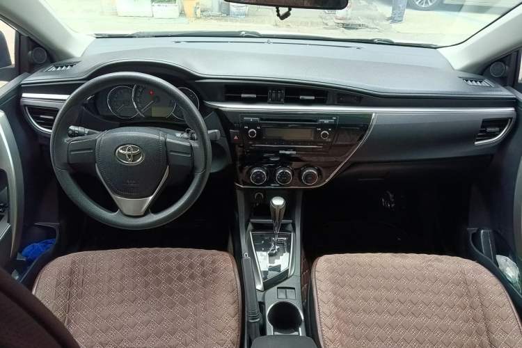 Used Toyota Corolla 2014 1.6L CVT GL Center Console