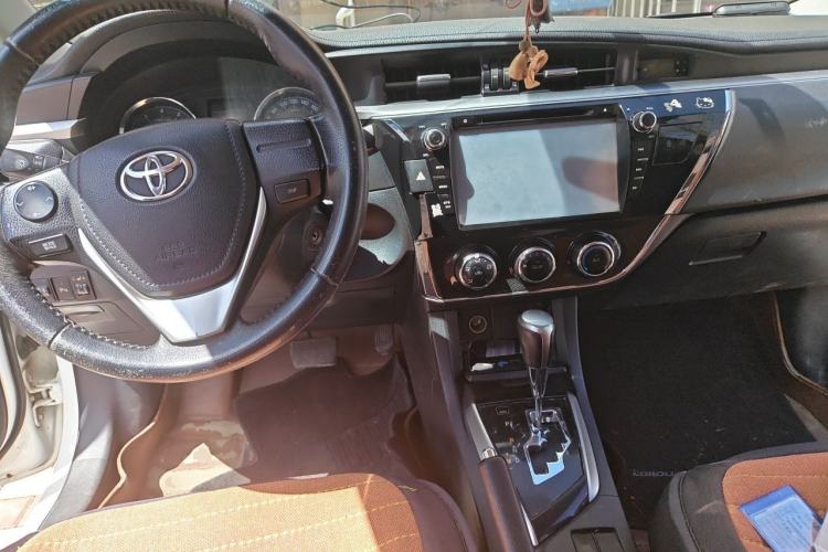 Used Toyota Corolla 2014 1.6L CVT GL-i Leather Edition Center Console