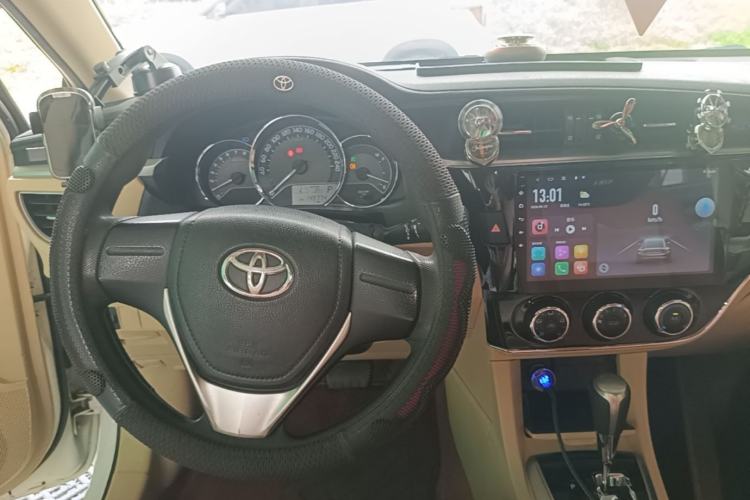 Used Toyota Corolla 2014 1.6L CVT GL Center Console