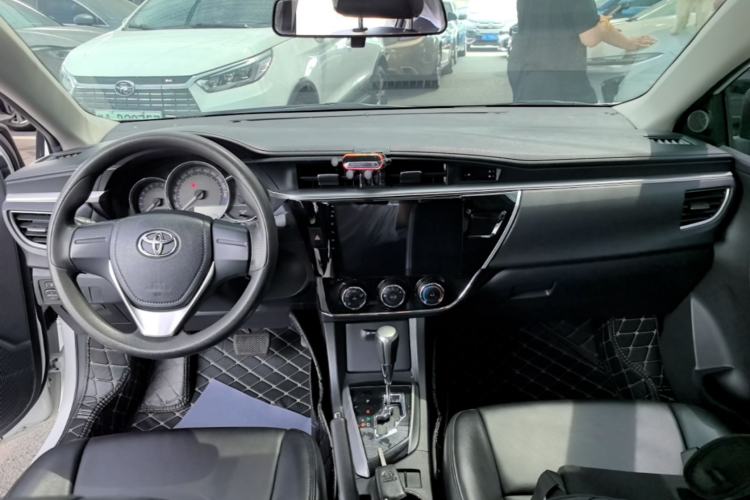 Used Toyota Corolla 2014 1.6L CVT GL Center Console