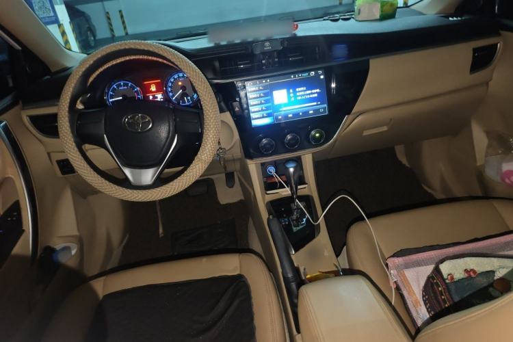 Used Toyota Corolla 2014 1.6L CVT GL-i Center Console