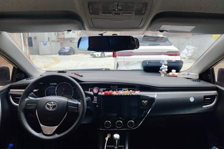 Used Toyota Corolla 2014 1.6L CVT GL Center Console
