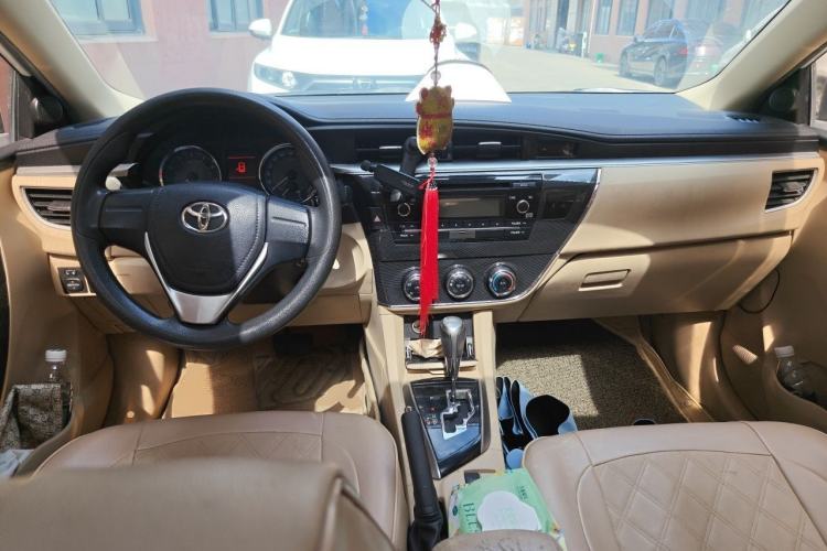 Used Toyota Corolla 2014 1.6L CVT GL-i Center Console