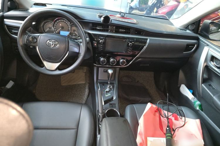 Used Toyota Corolla 2014 1.6L CVT GL Center Console