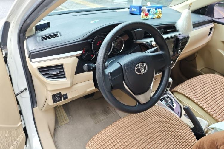 Used Toyota Corolla 2014 1.6L CVT GL Center Console