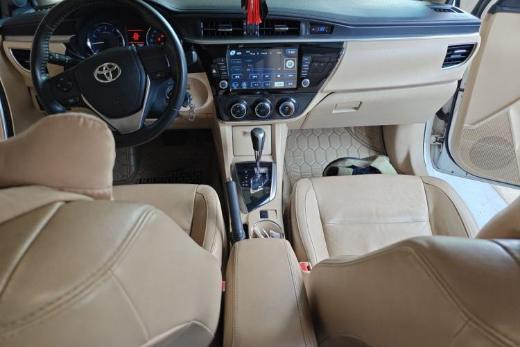 Used Toyota Corolla 2014 1.6L CVT GL-i Leather Edition Center Console