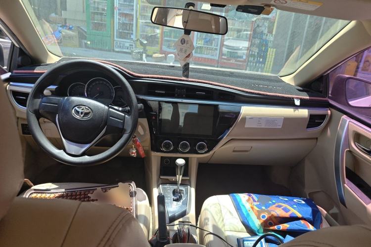 Used Toyota Corolla 2014 1.6L CVT GL Center Console