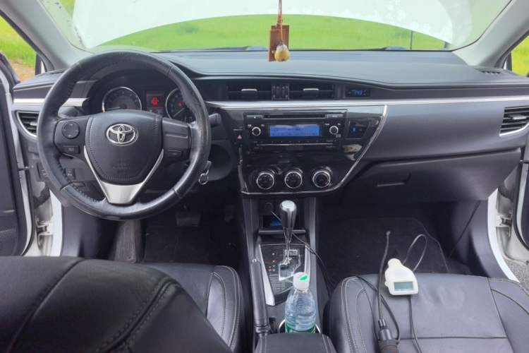 Used Toyota Corolla 2014 1.6L CVT GL-i Leather Edition Center Console