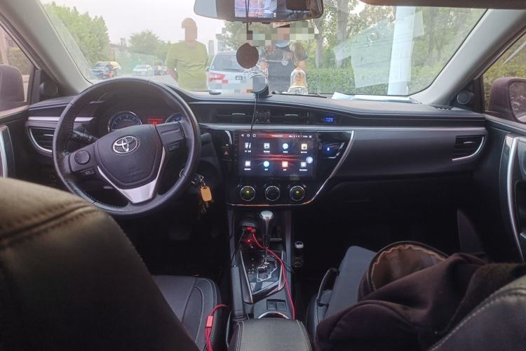 Used Toyota Corolla 2014 1.6L CVT GL-i Leather Edition Center Console