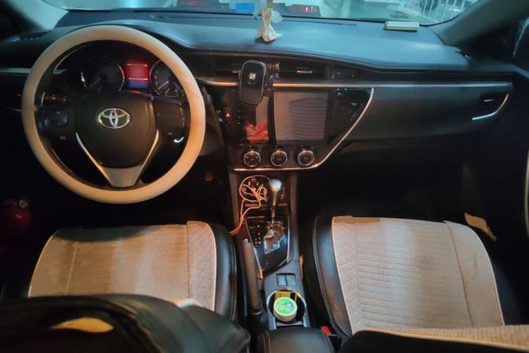 Used Toyota Corolla 2014 1.6L CVT GL-i Leather Edition Center Console