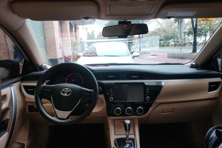 Used Toyota Corolla 2014 1.6L CVT GL Center Console