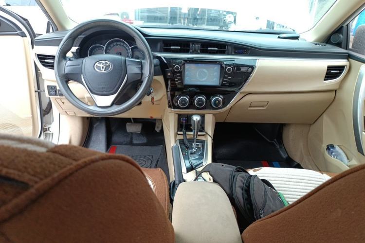 Used Toyota Corolla 2014 1.6L CVT GL Center Console