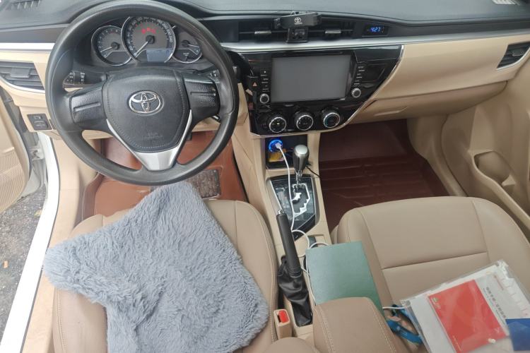 Used Toyota Corolla 2014 1.6L CVT GL Center Console