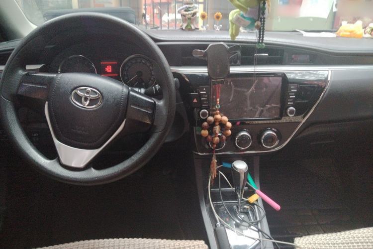Used Toyota Corolla 2014 1.6L CVT GL-i Center Console