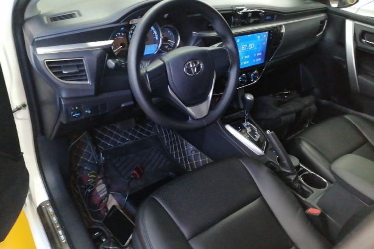 Used Toyota Corolla 2014 1.6L CVT GL Center Console