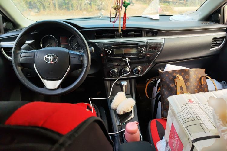 Used Toyota Corolla 2014 1.6L CVT GL-i Center Console