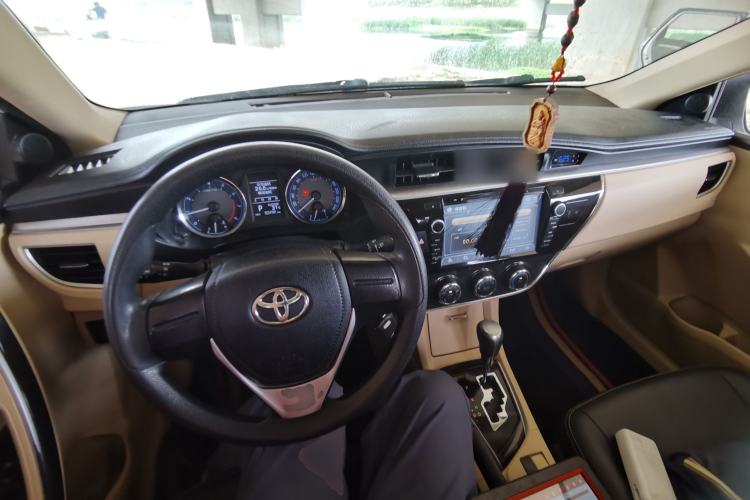 Used Toyota Corolla 2014 1.6L CVT GL-i Center Console