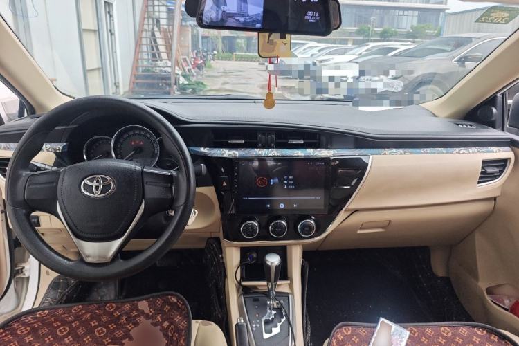 Used Toyota Corolla 2014 1.6L CVT GL Center Console