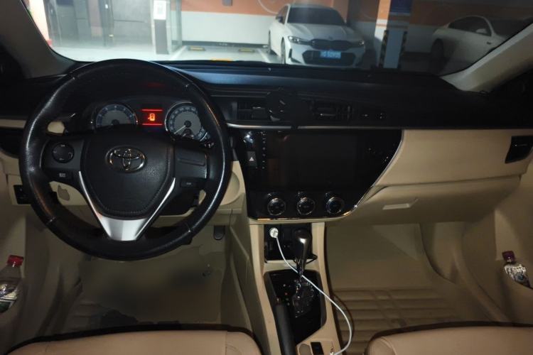 Used Toyota Corolla 2014 1.6L CVT GL-i Center Console
