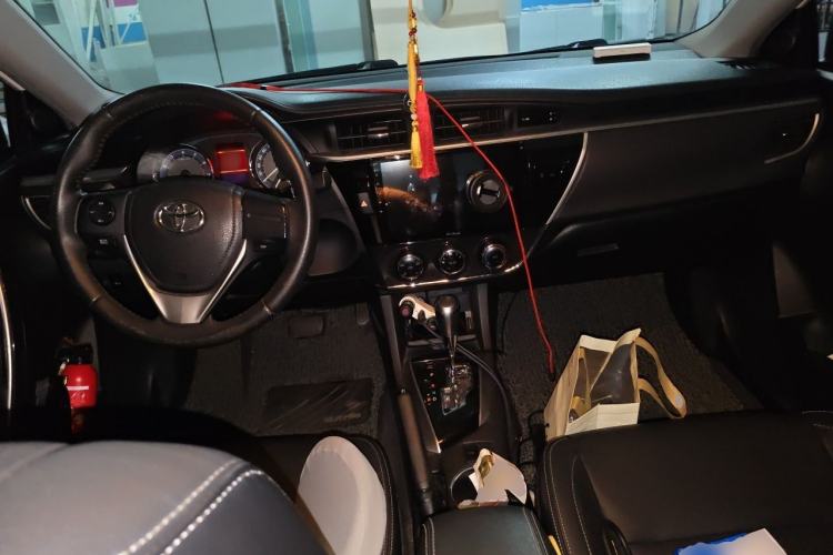 Used Toyota Corolla 2014 1.6L CVT GL-i Leather Edition Center Console