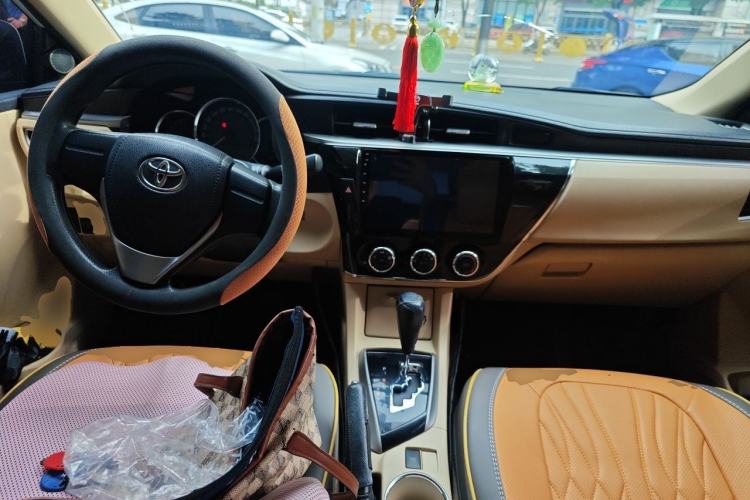 Used Toyota Corolla 2014 1.6L CVT GL Center Console