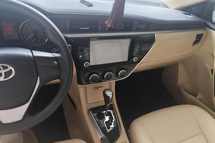 Used Toyota Corolla 2014 1.6L CVT GL-i Center Console