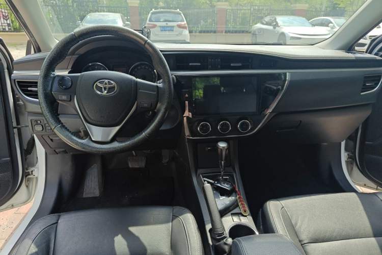 Used Toyota Corolla 2014 1.6L CVT GL-i Leather Edition Center Console