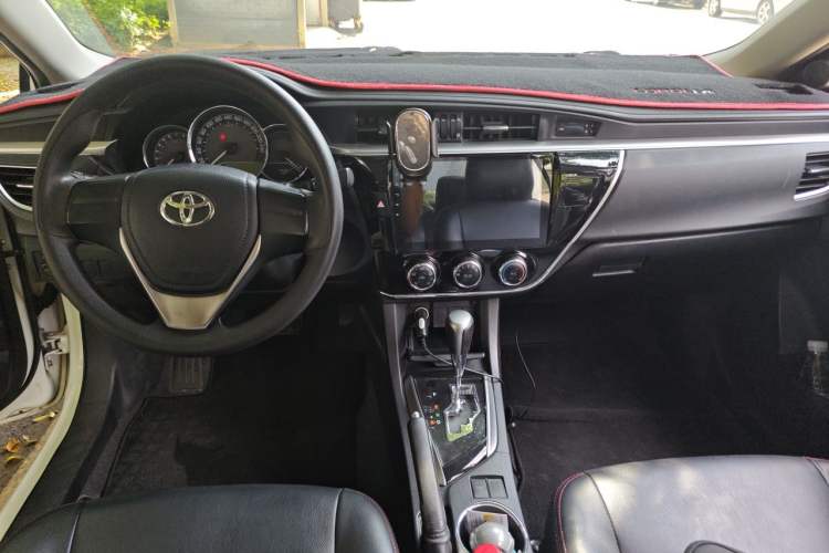 Used Toyota Corolla 2014 1.6L CVT GL Center Console