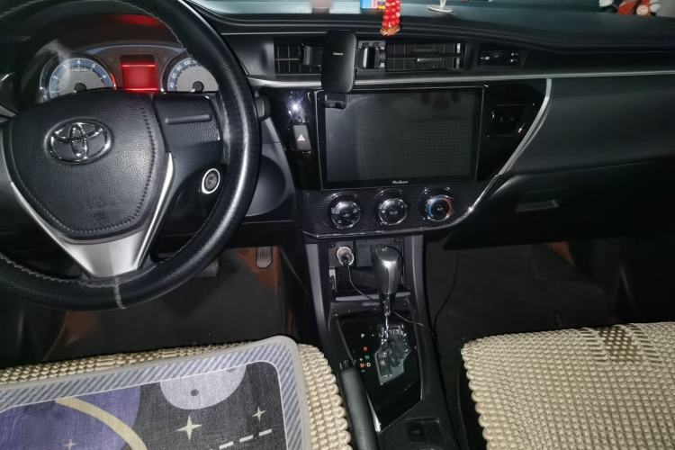 Used Toyota Corolla 2014 1.6L CVT GL-i Center Console